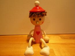 ▼ チェコ製　木製の人形　ハート　女の子