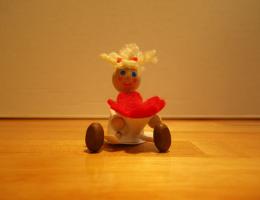 ▼ チェコ製　木製の人形　レスニーブーケ　女の子
